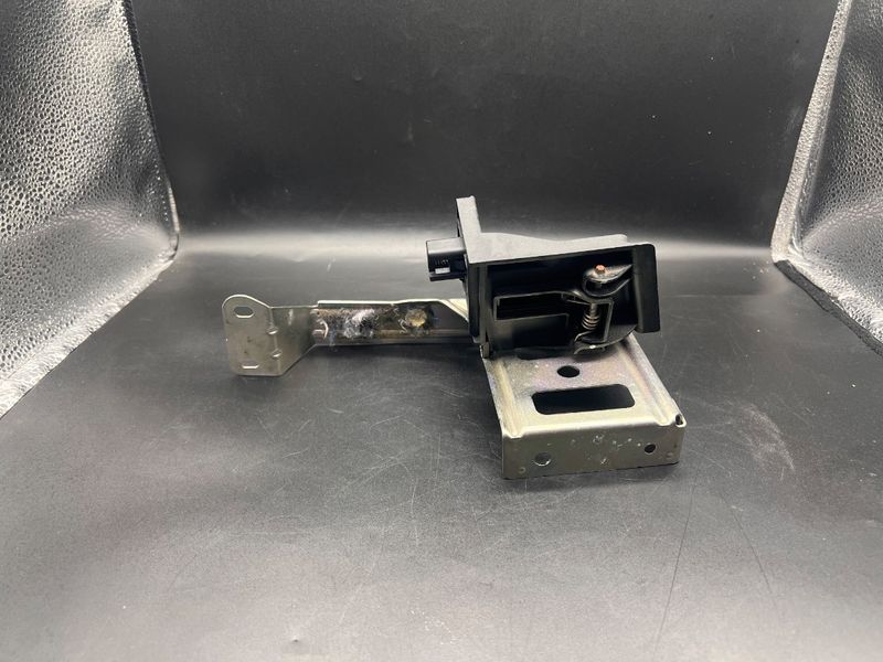 Опора ліва для шторки 51477396581 BMW X3 G01 2018-2024 51477396581 фото