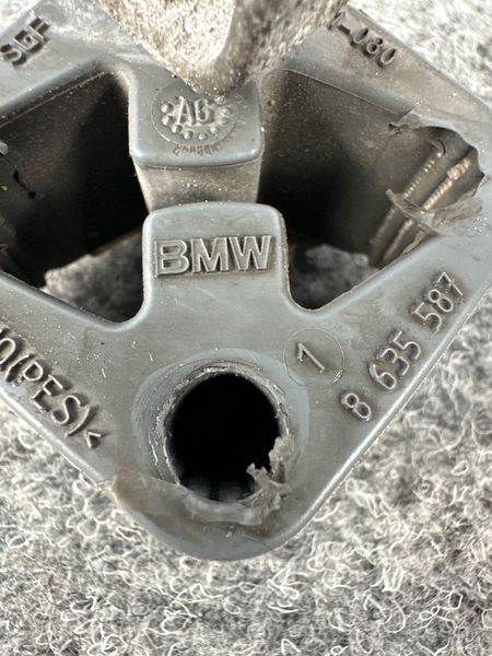 кронштейн глушника задній лівий BMW X3 G01 18308582060 18308582060 фото
