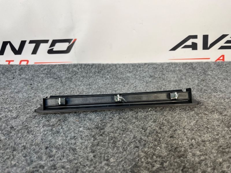 Декор центральної панелі(верхня планка) 51169330688 BMW 530i G30 2017-2024 51169330688 фото