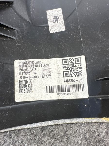 Накладка задней стойки нижняя правая (кожа, черная) 52207456250 BMW 530i G30 2017-2024 52207456250 фото